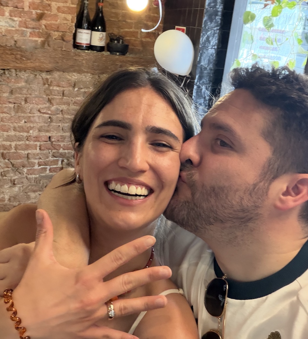 María y Christian celebrando el compromiso