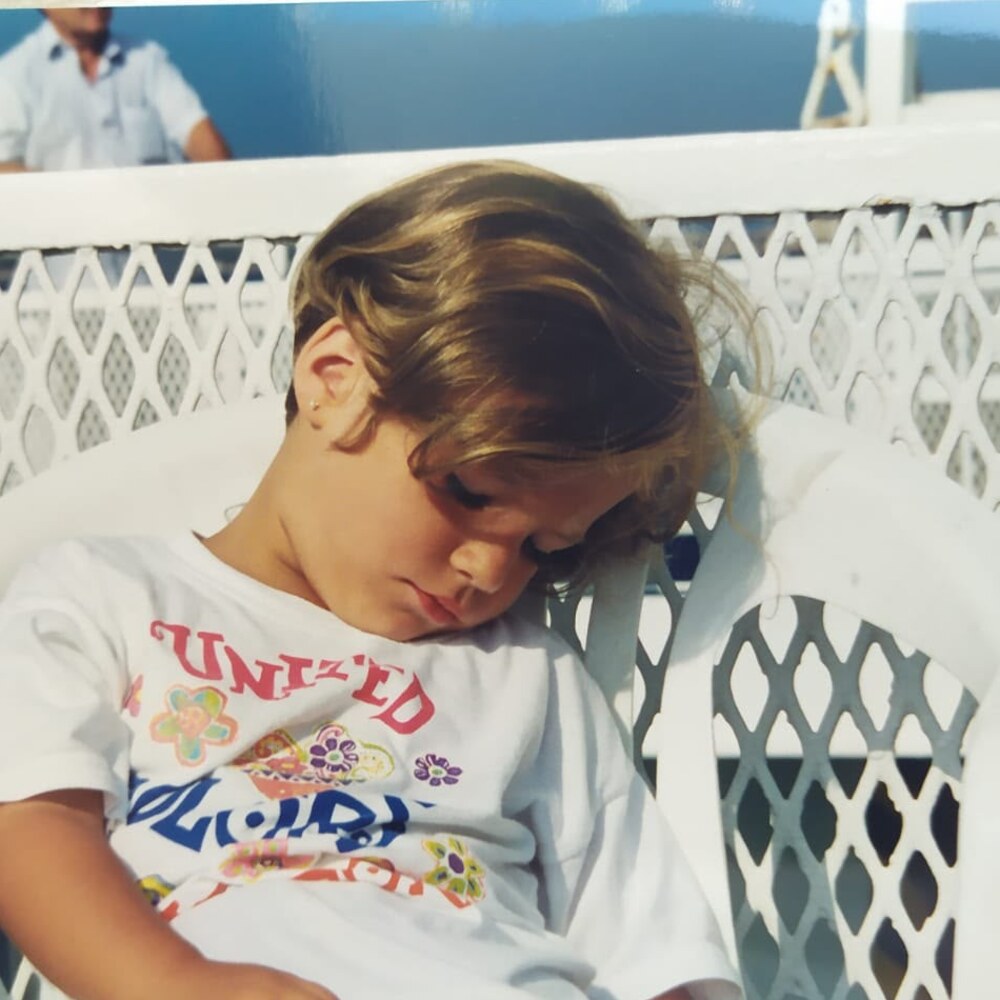 María de pequeña dormida
